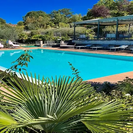 Sensational Views From 6 Apts, Sumptuous Gardens, Infinity Pool, Wifi Aircon