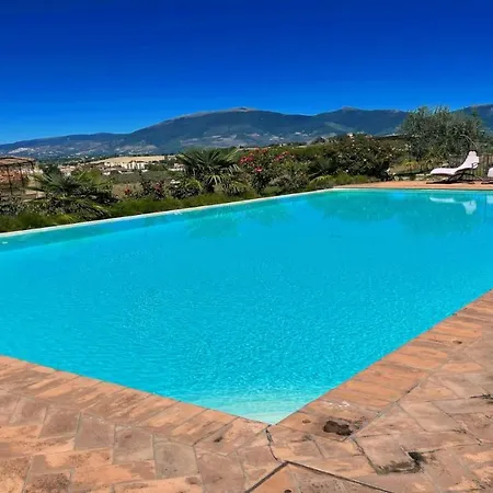 Sensational Views From 6 Apts, Sumptuous Gardens, Infinity Pool, Wifi Aircon 公寓 Colle Umberto (Umbria)